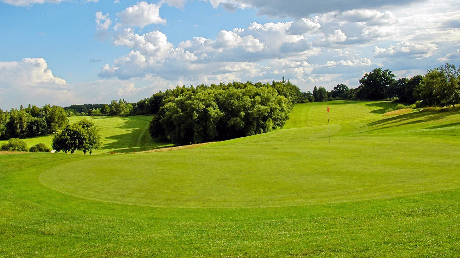 Wide fairways and large green