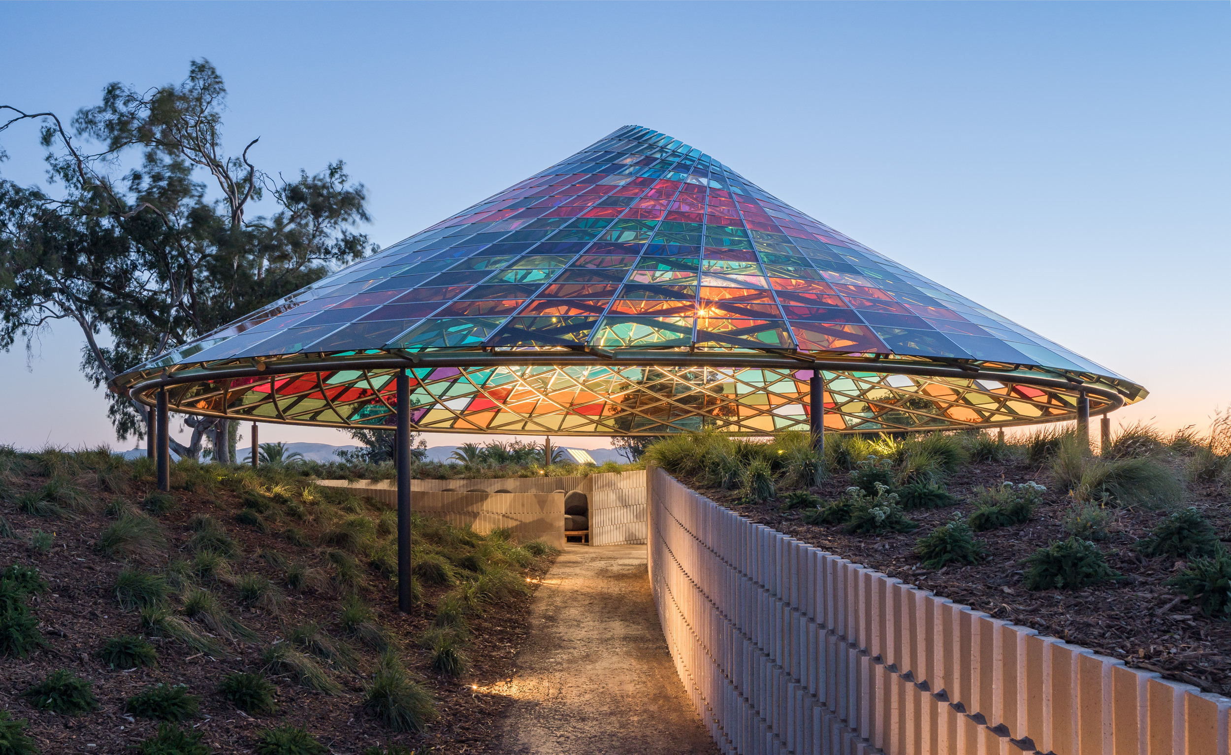 Il caleidoscopico padiglione di Olafur Eliasson in California