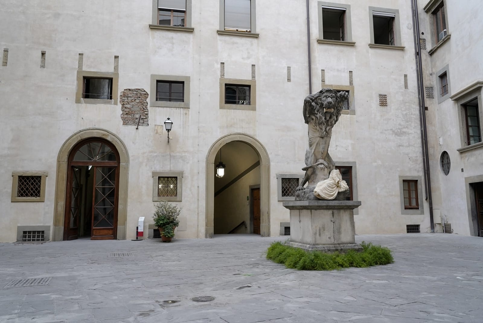 Lion by Francesco Vezzoli in the courtyard of the Palazzo Vecchio