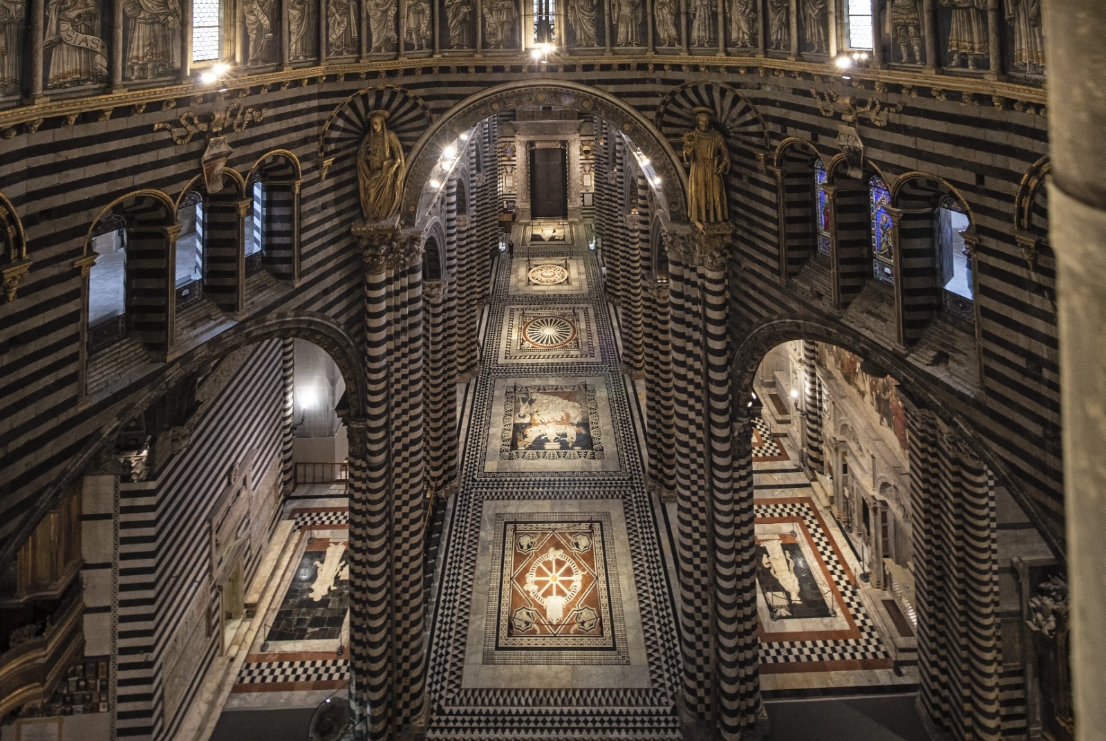 La scopertura straordinaria del pavimento del Duomo di Siena Sky