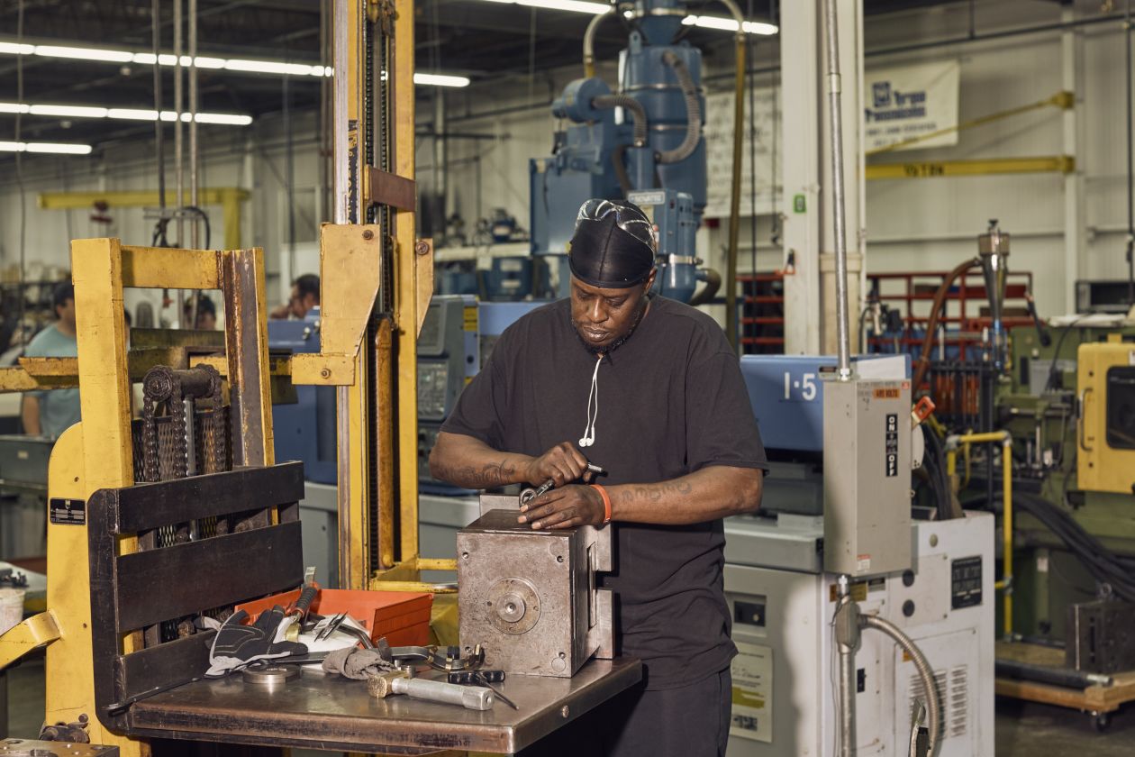 Tight U.S. Job Market Squeezes Smallest Businesses the Most