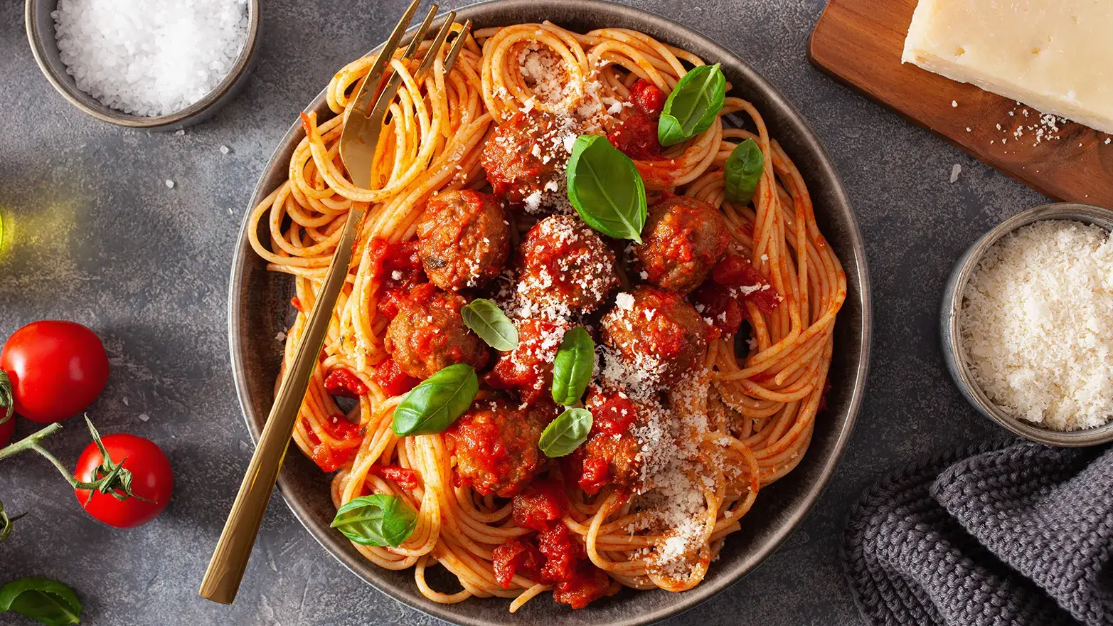bowl of spaghetti and meatballs