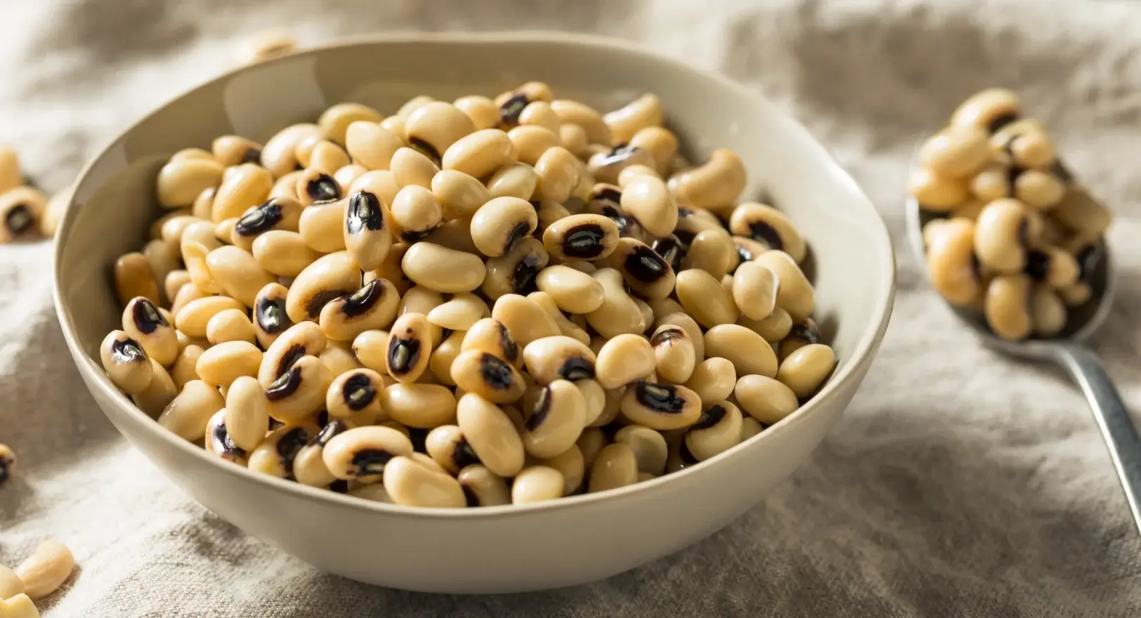 Close up of black eyed peas.