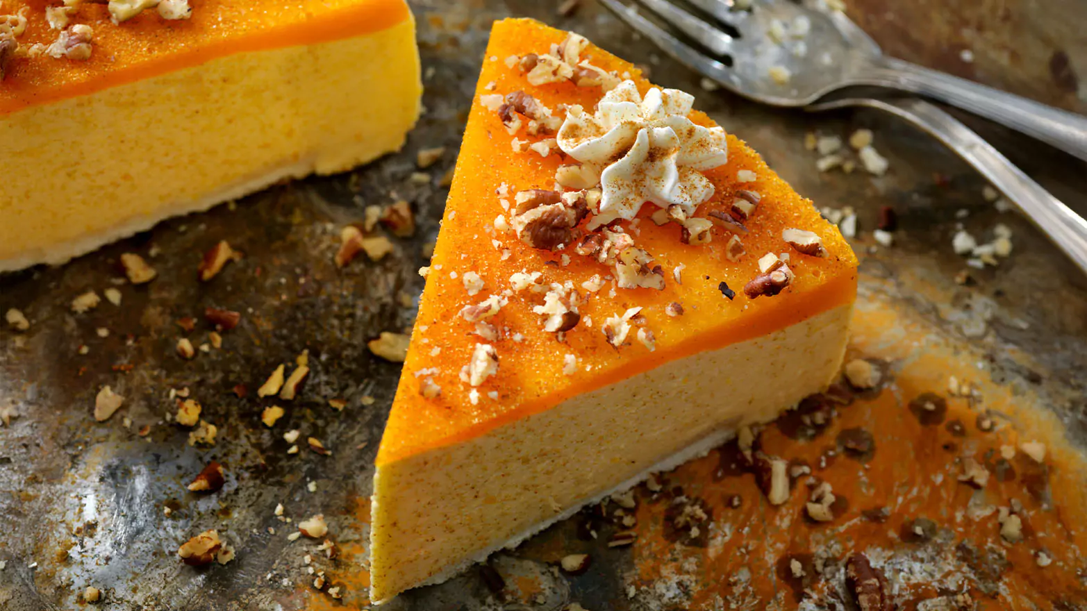 Keto cheesecake with cinnamon almond topping