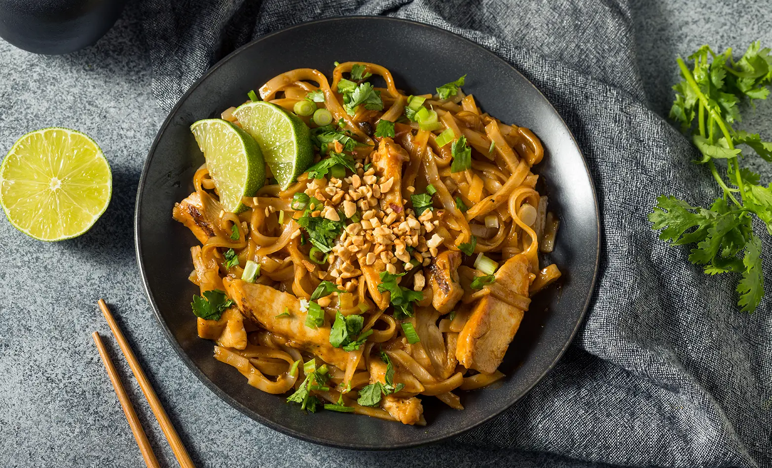 A plate of pad thai chicken