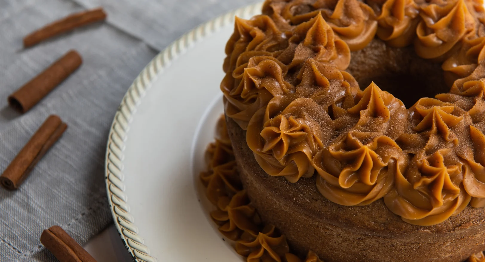 churro-dulce-de-leche-cake.webp