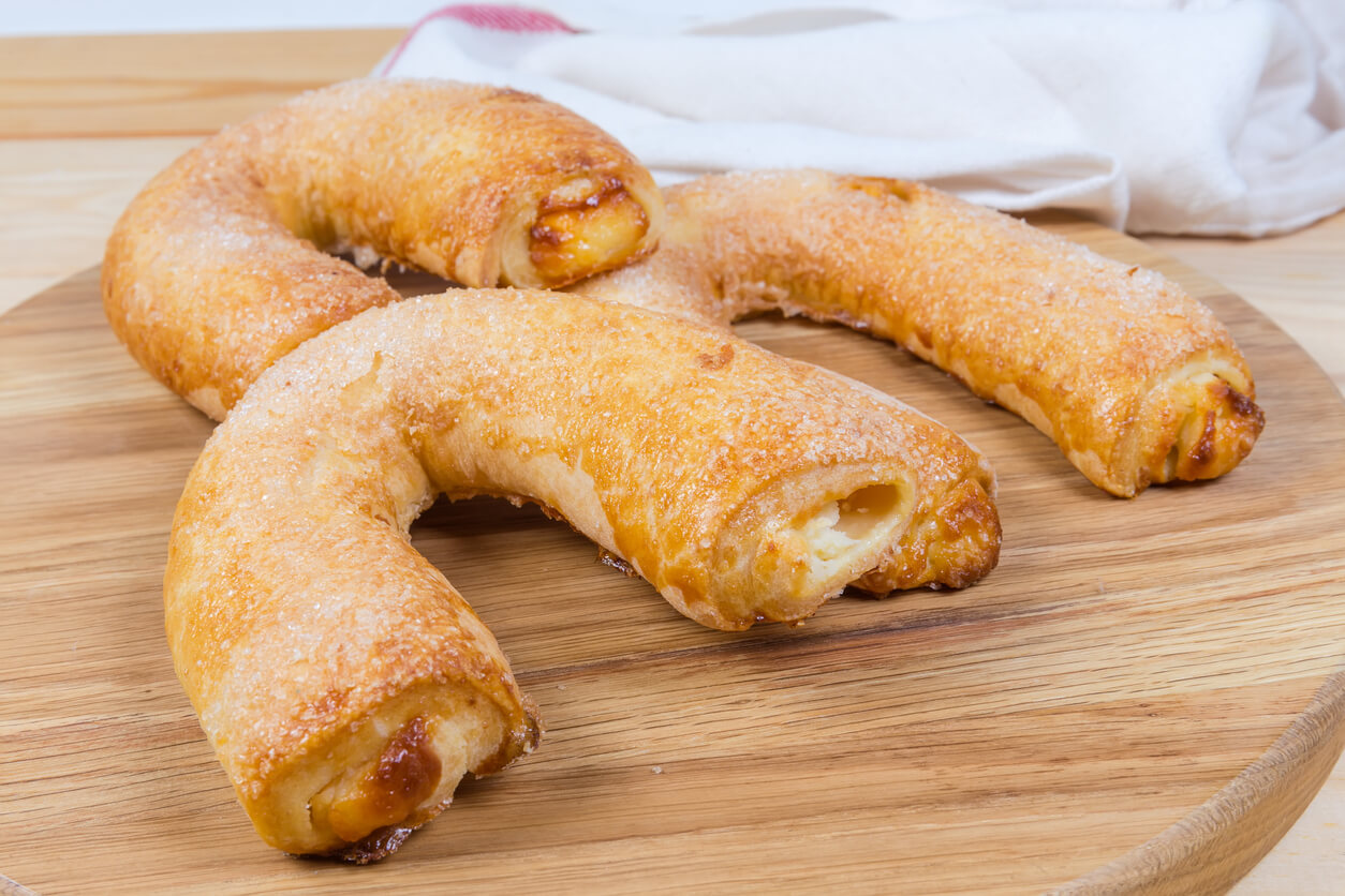 Cheese rolls in horseshoe form on the wooden service board