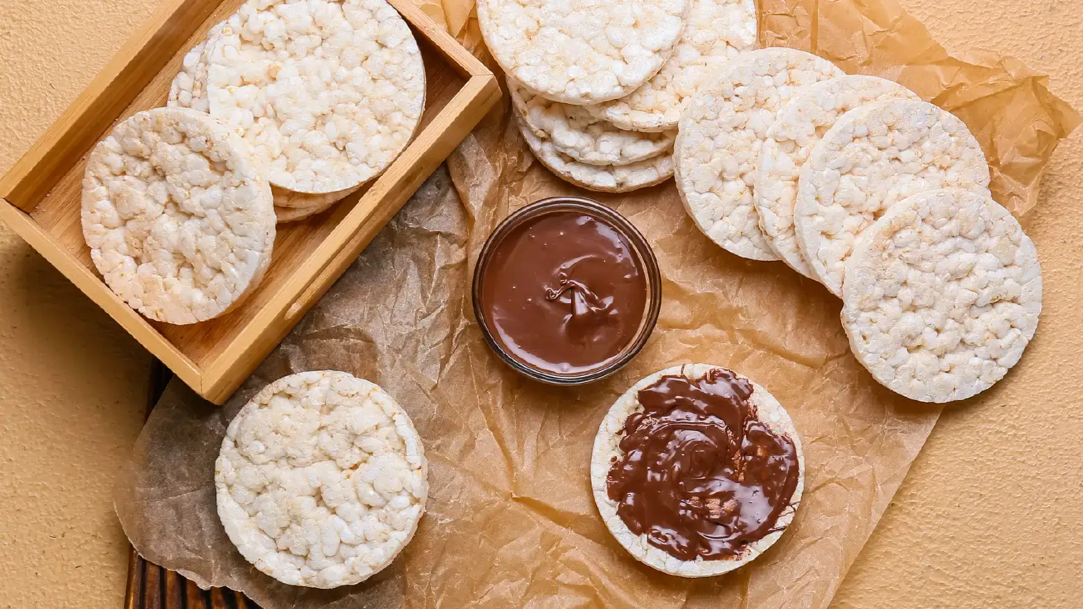 Rice cakes with chocolate hazelnut spread