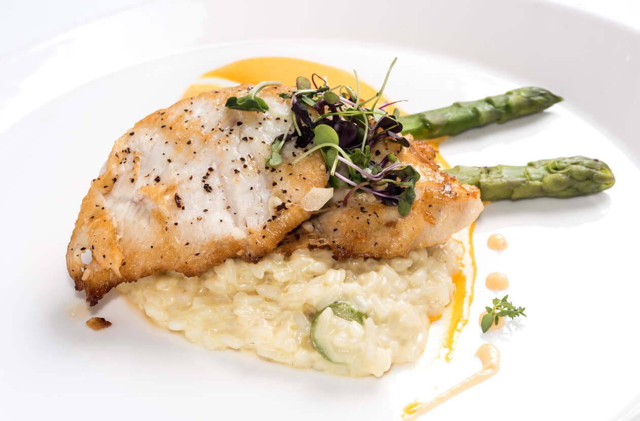 Mahi-mahi & asparagus on a plate.