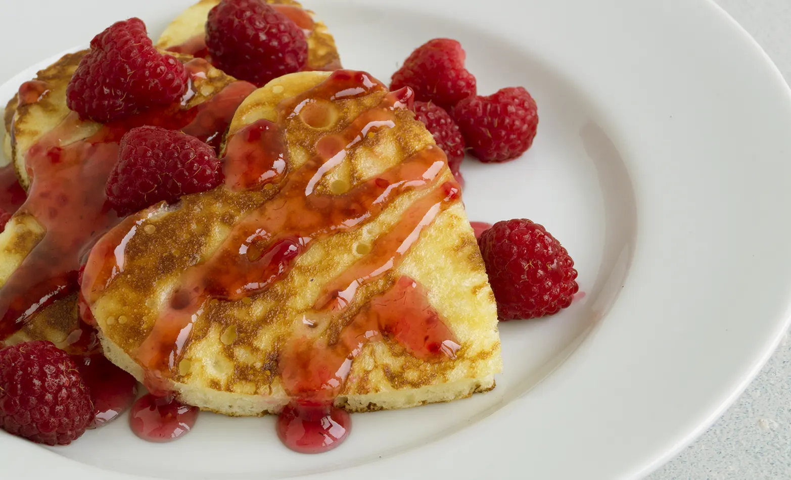 white chocolate pancakes with raspberry sauce