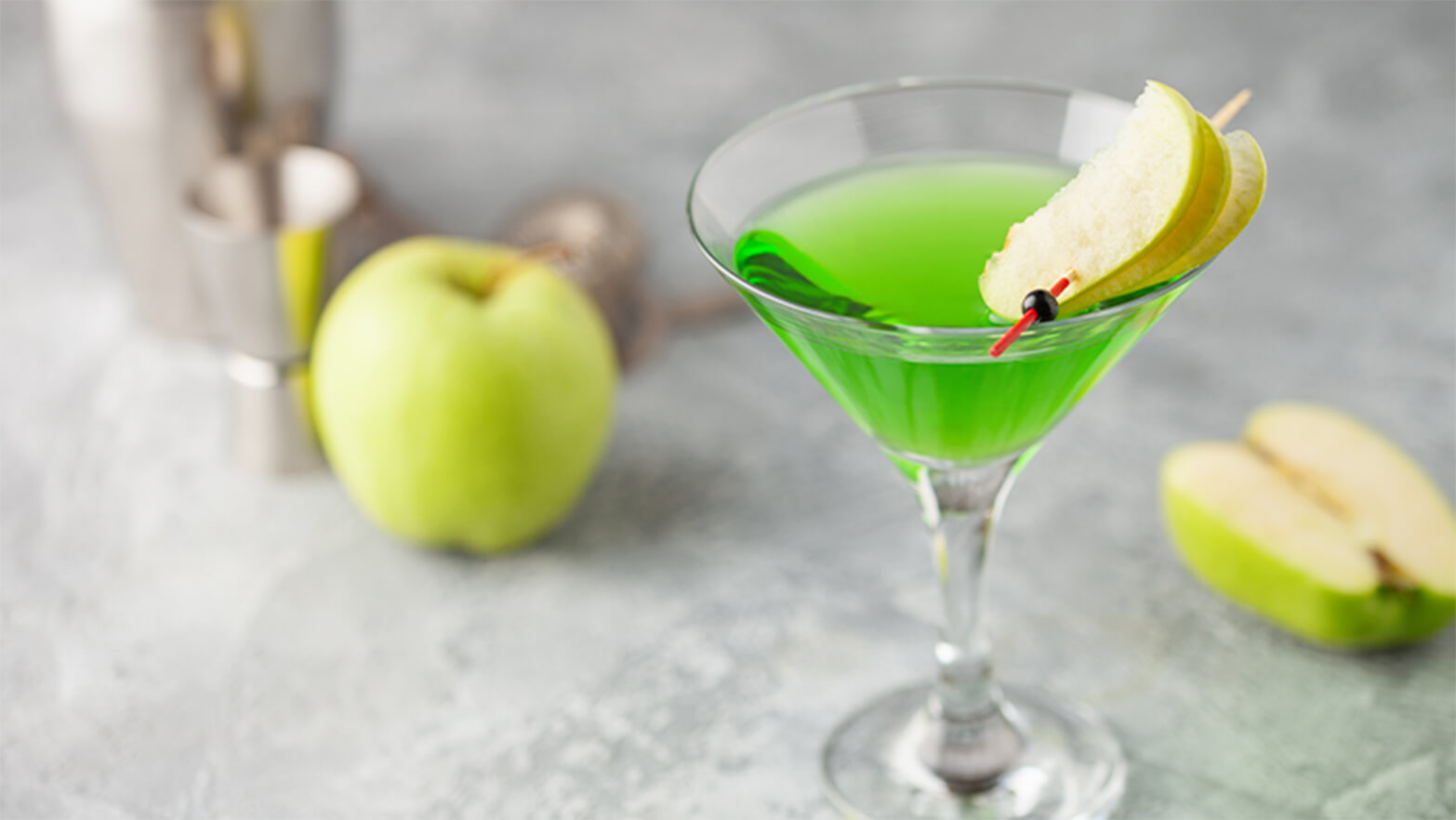Appletini with apple slices