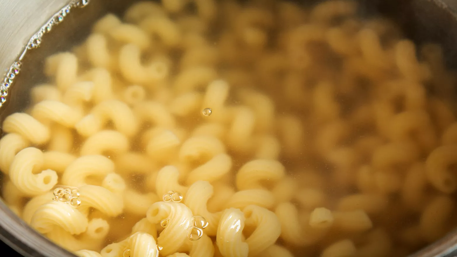 dont-drain-all-water-boxed-mac-and-cheese.webp