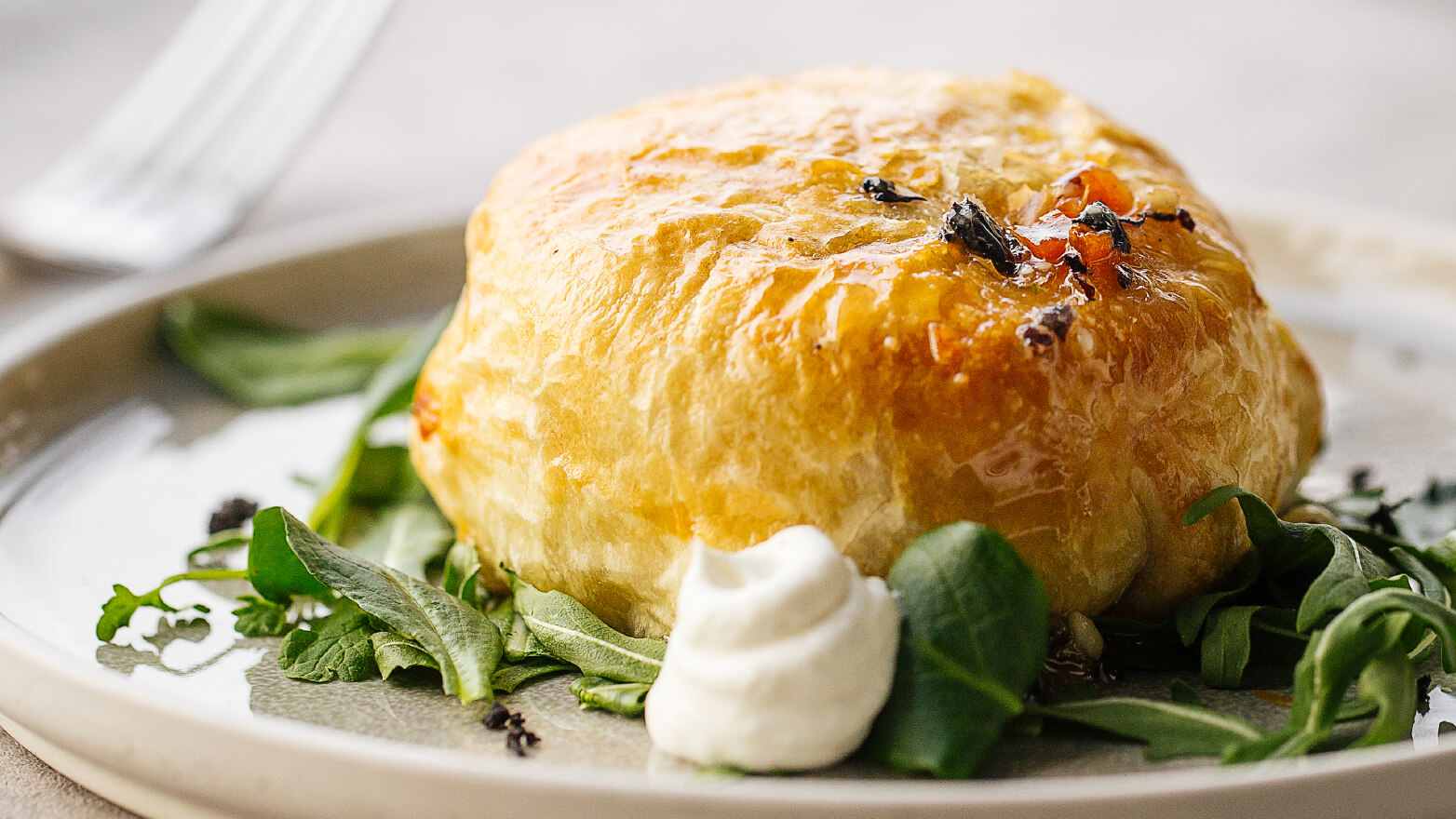 Baked brie in puff pastry with apricot