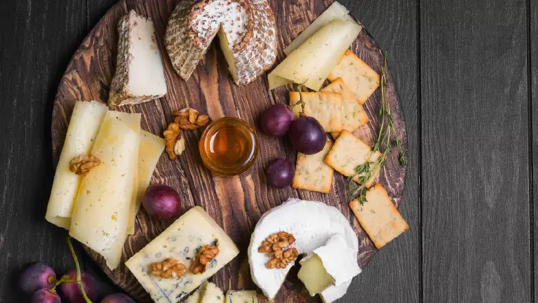 cheese and crackers display