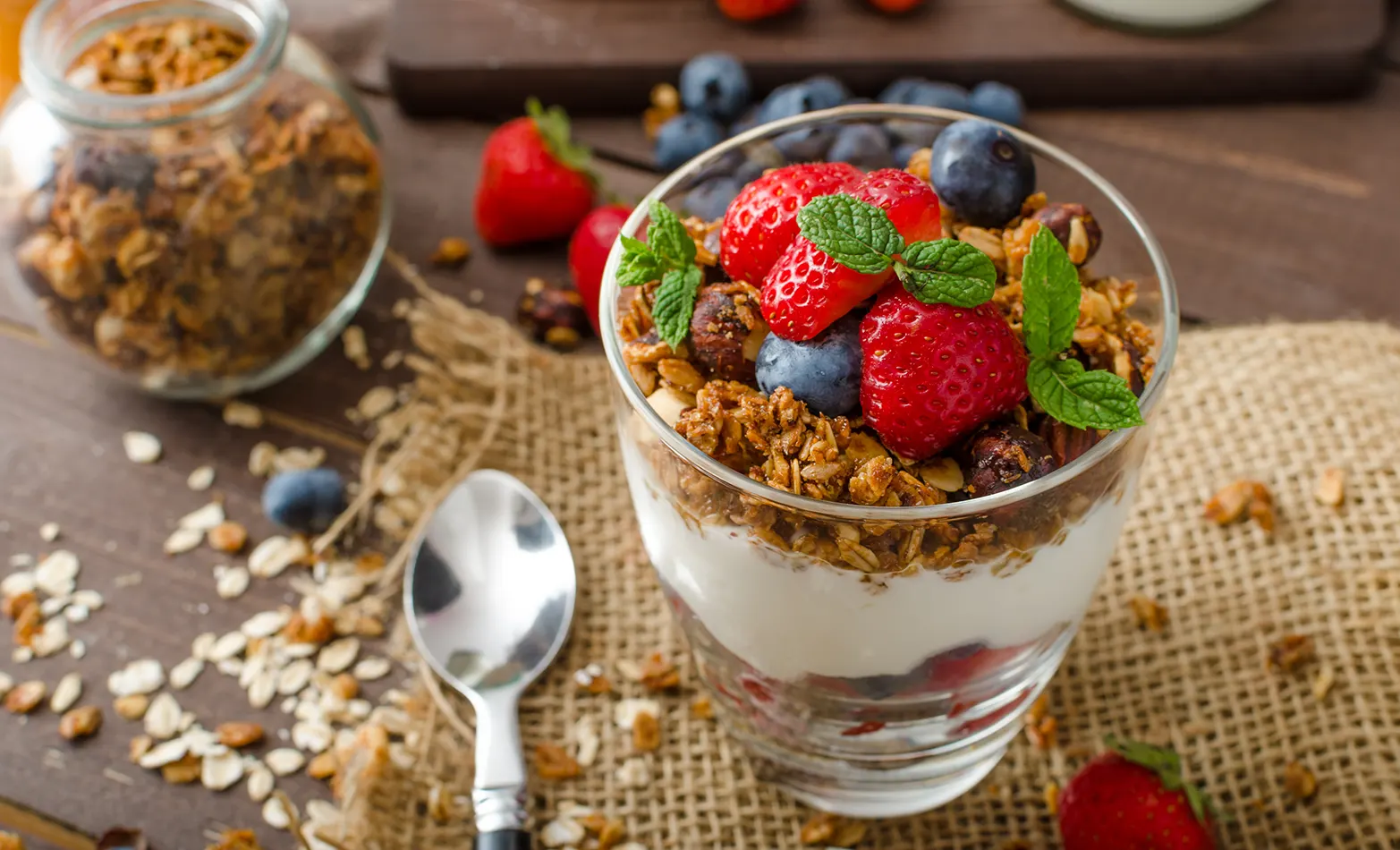 berry yogurt parfaits