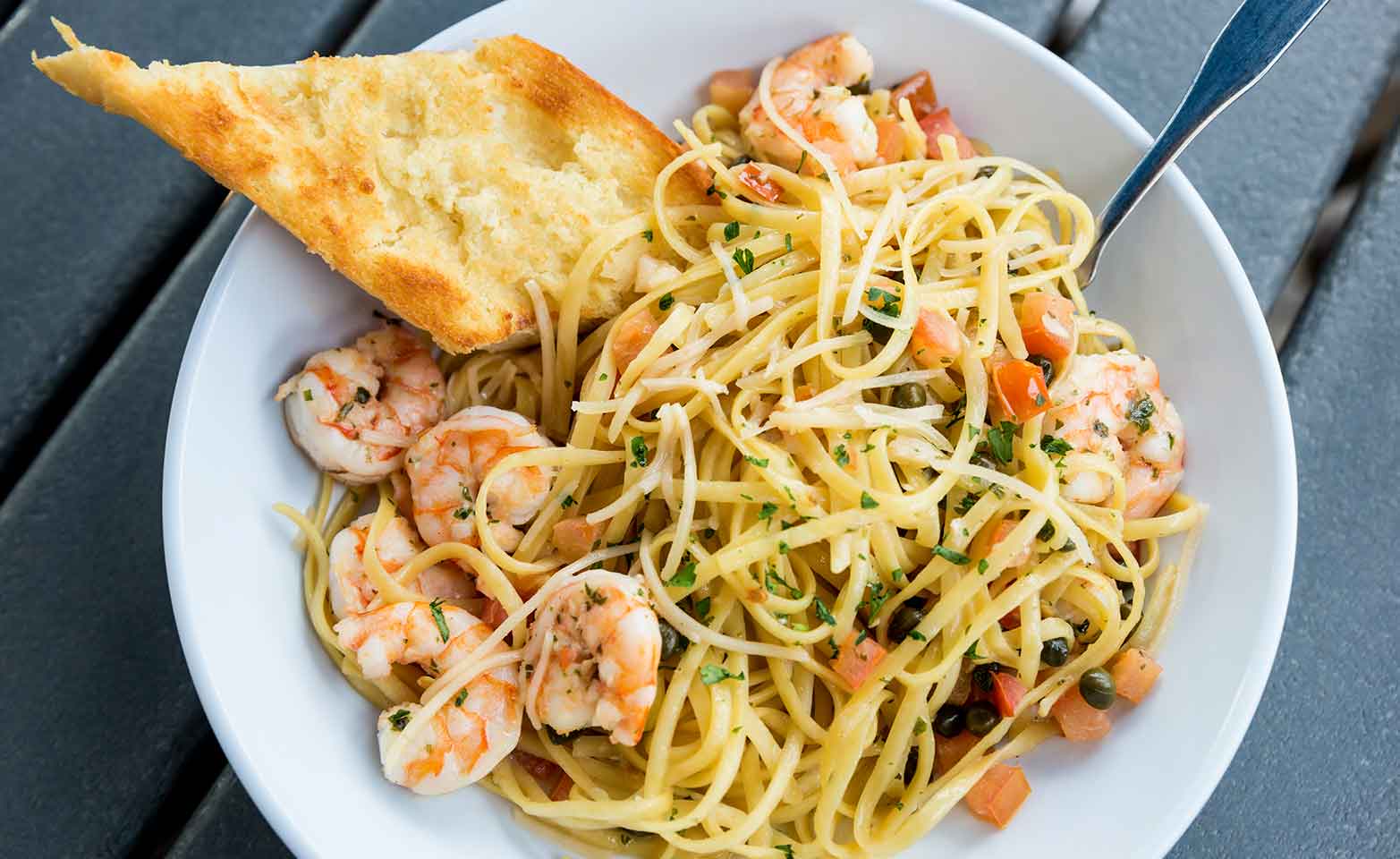 Stock image of shrimp scampi with garlic bread and pasta