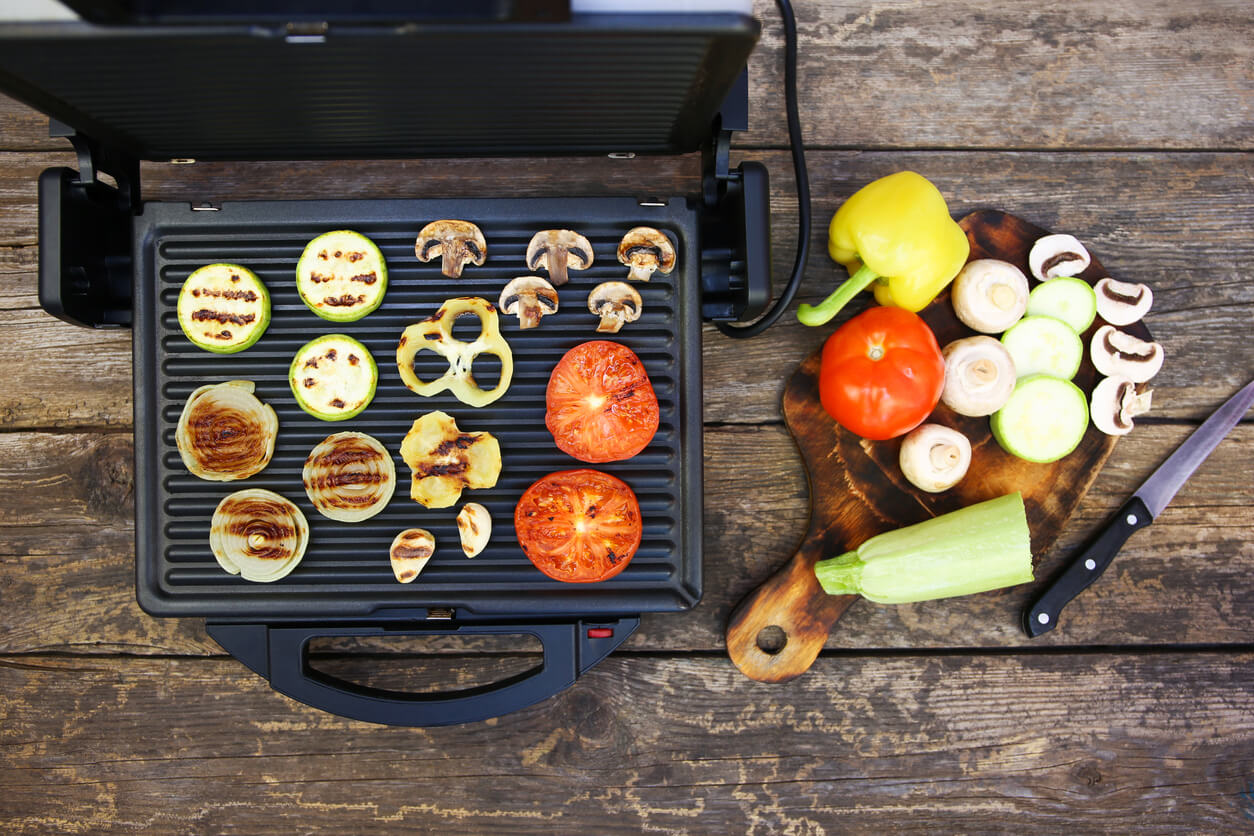Grilled sausage and vegetables on the electric grill.
