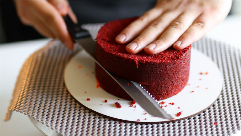 splitting a cake into layers