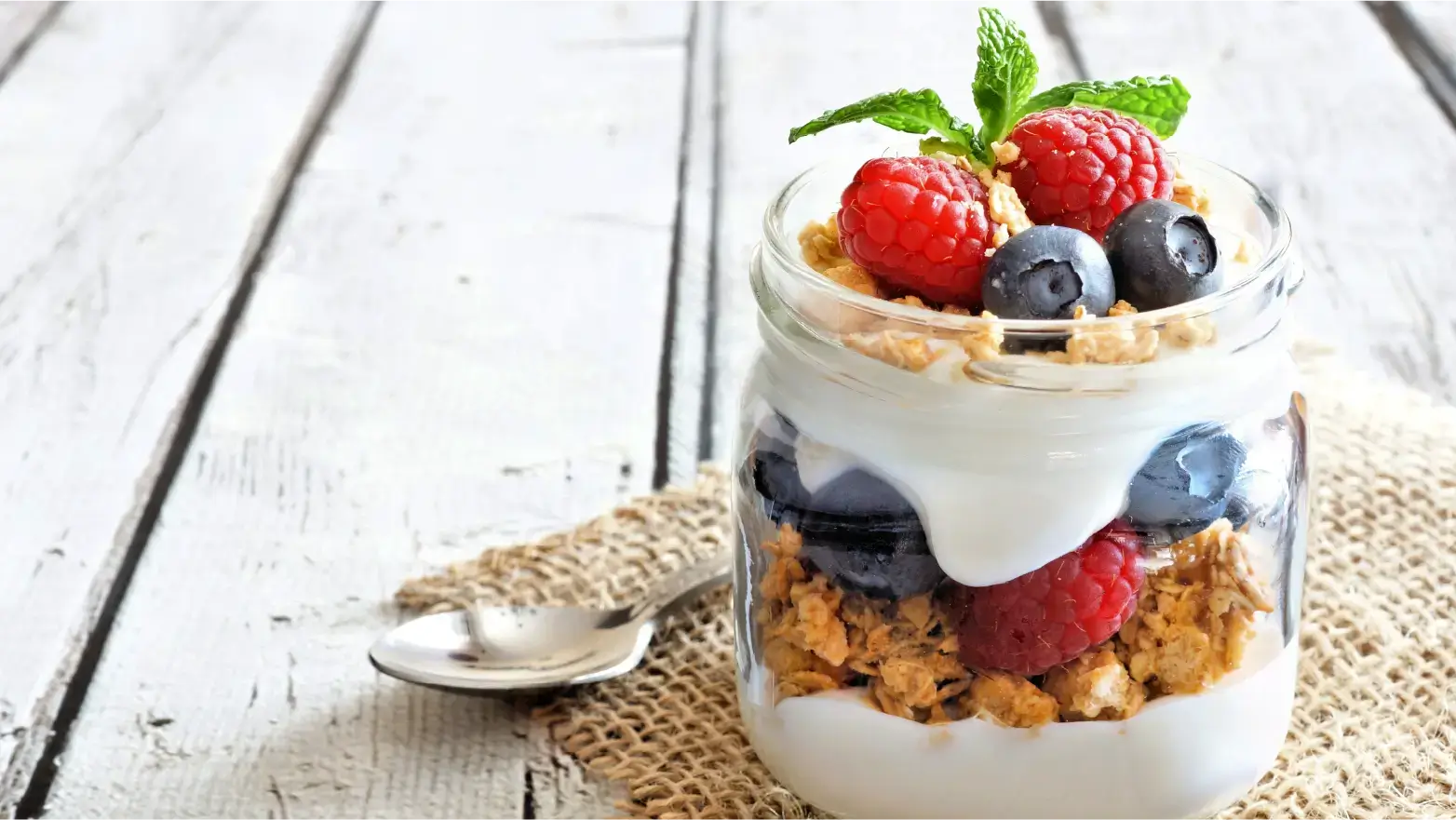 greek yogurt parfait with granola and berries