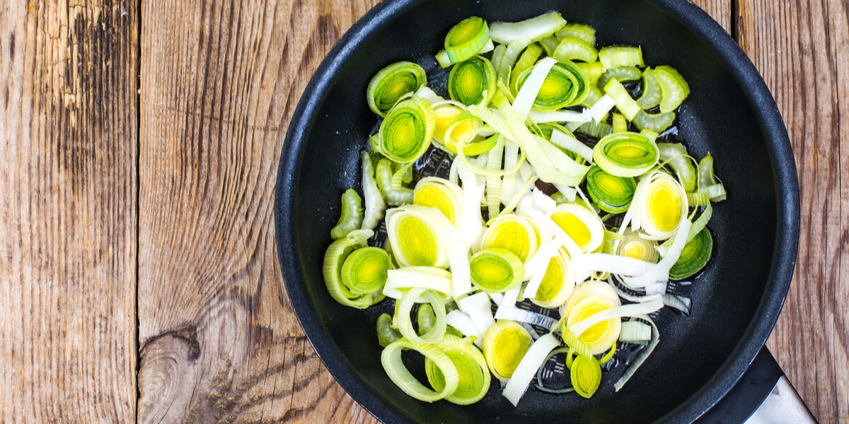 Cut leek in a bowl.