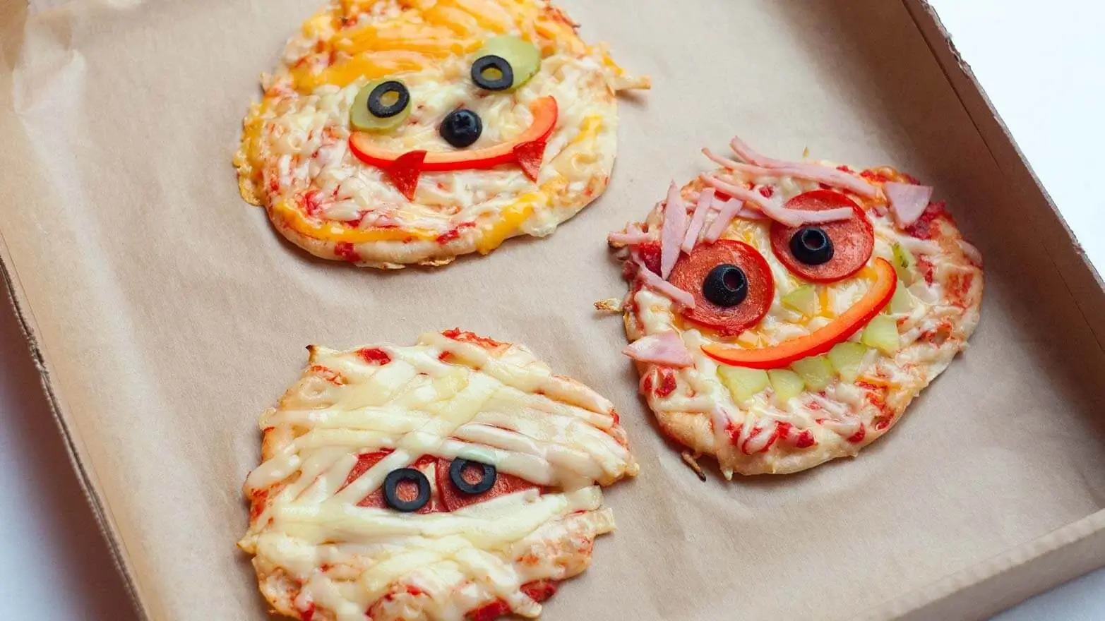 Funny face pizzas