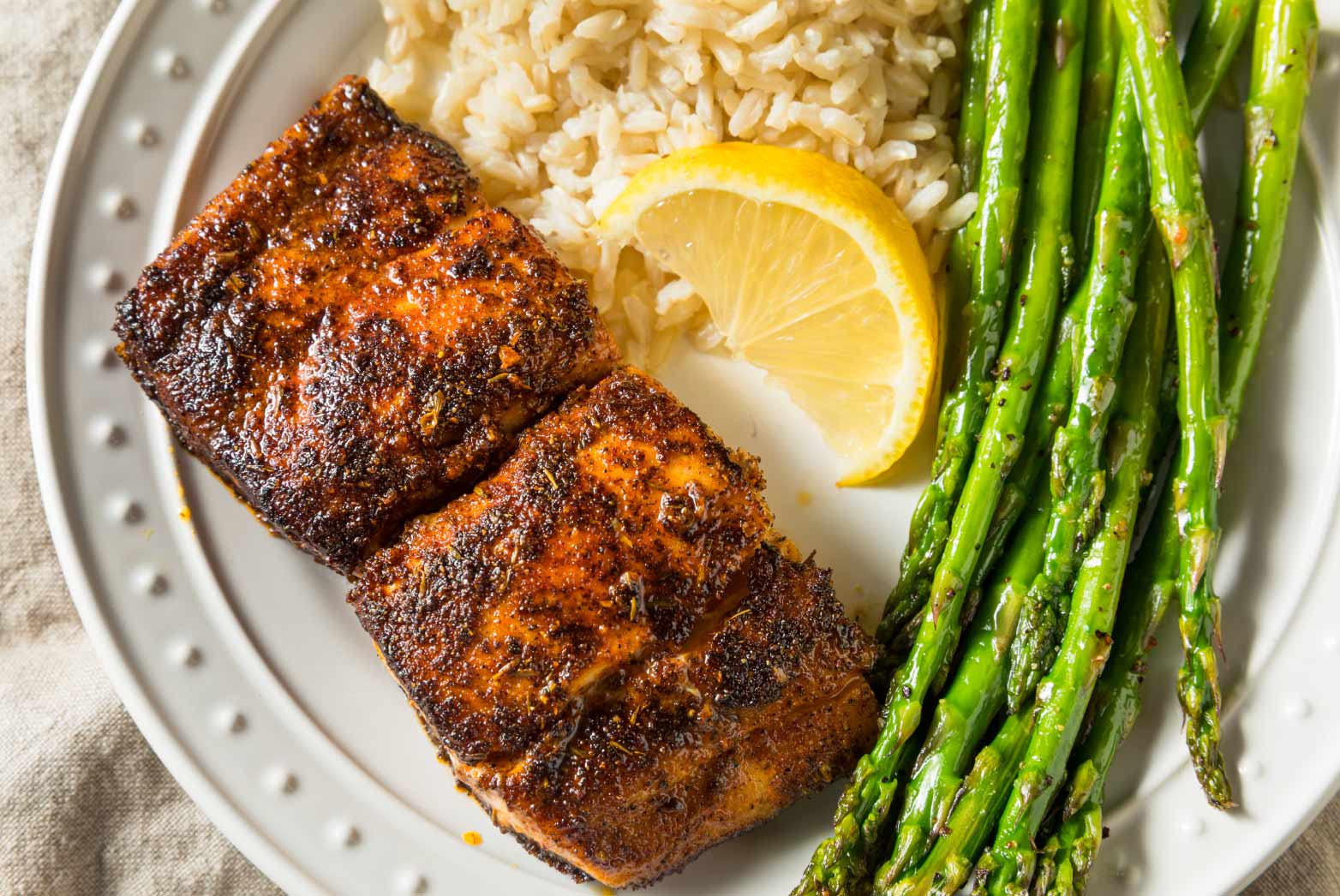 Seasoned mahi-mahi with asparagus