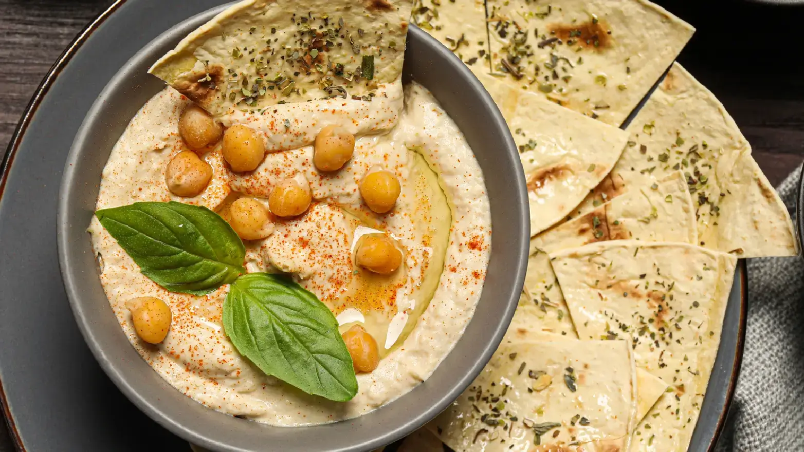 Hummus with pita chips
