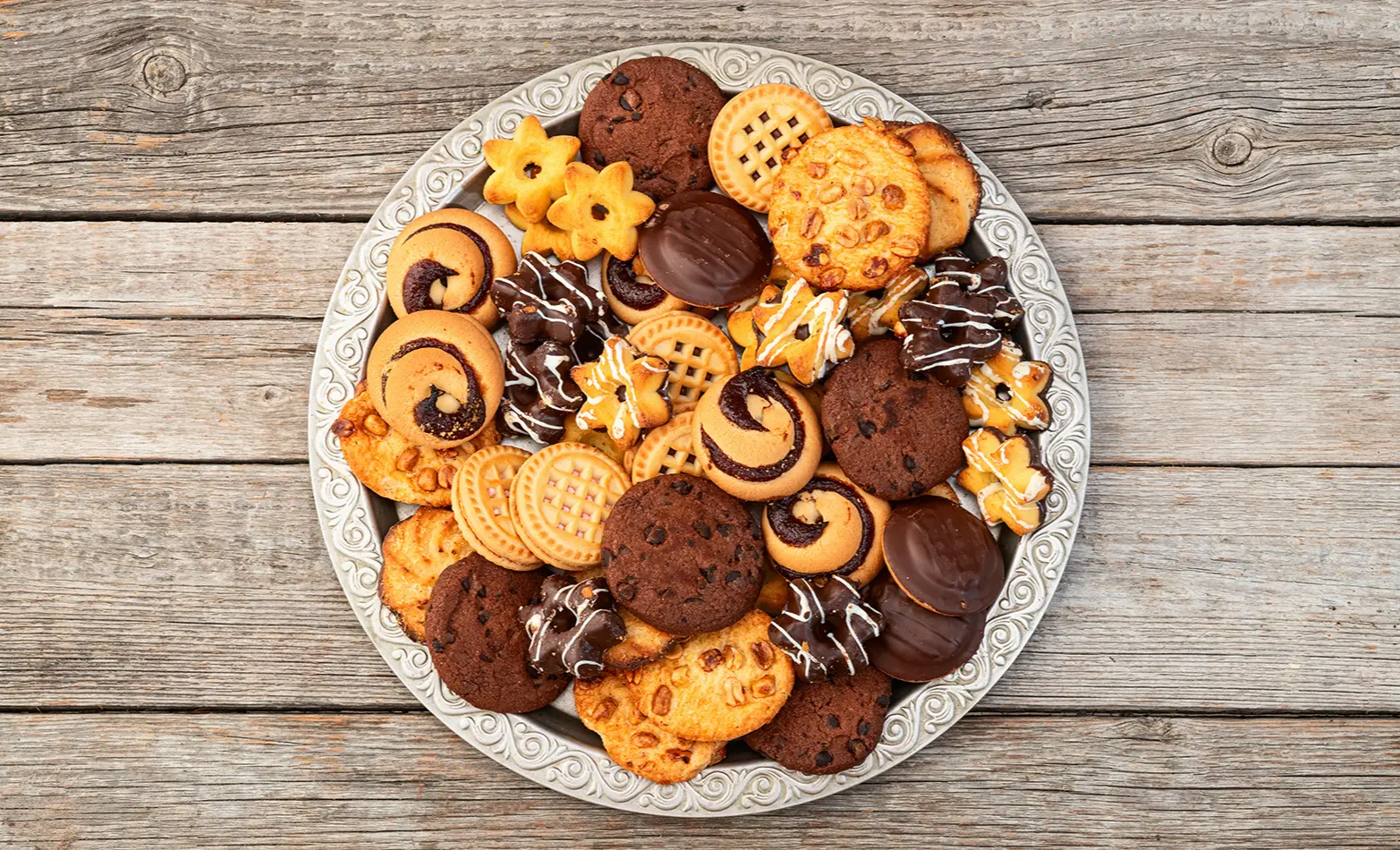 A photo of a cookie charcuterie board.