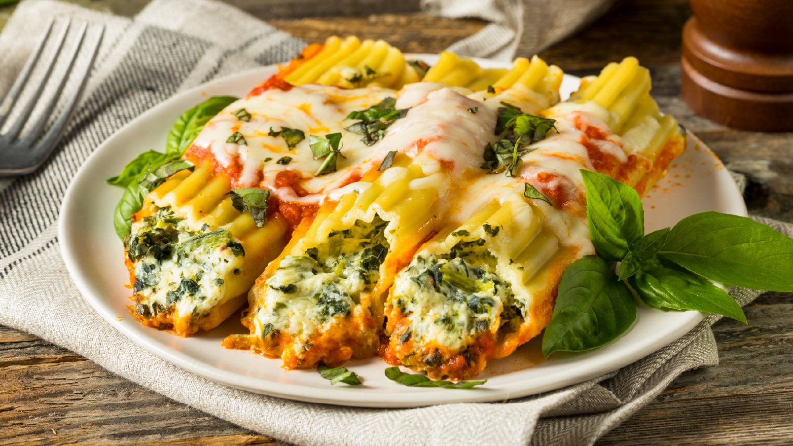 Manicotti shells with spinach and cheese