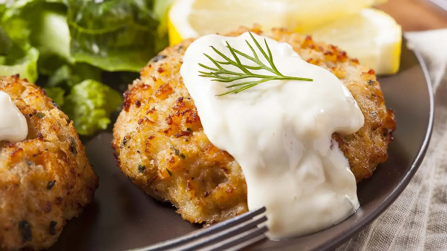 Crab cakes with aioli sauce