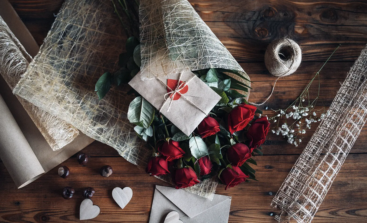 A photo of a bouquet with an envelope inside.
