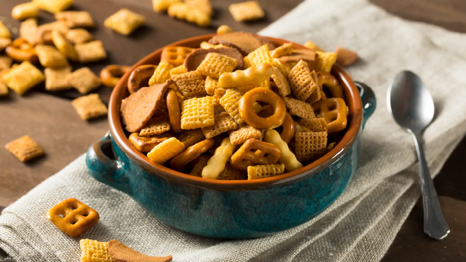 Crunchy snack mix