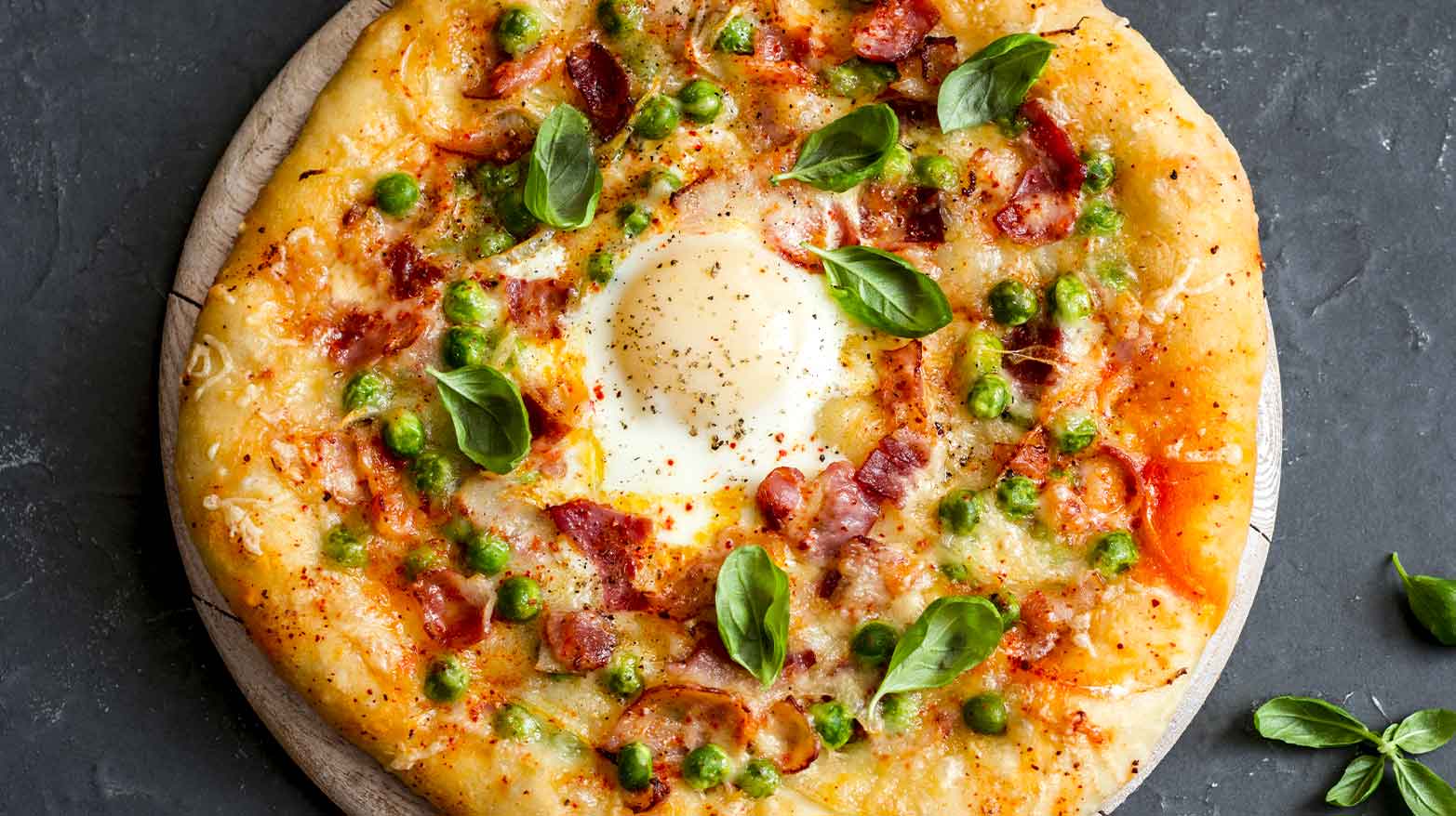 Cheesy breakfast pizza with bacon