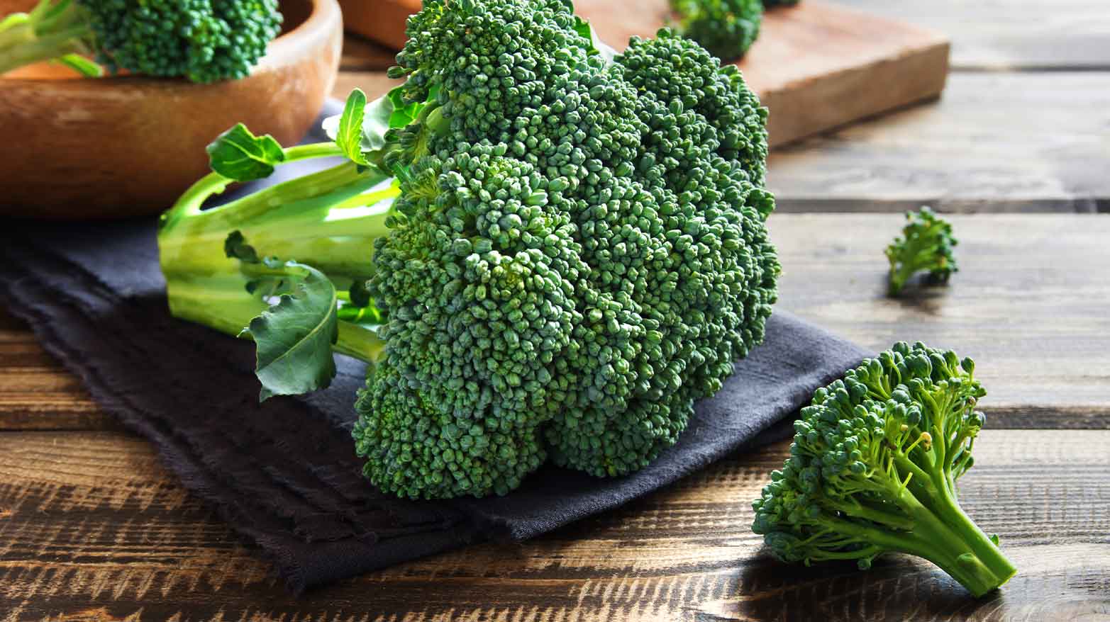 A head of broccoli on a cutting board