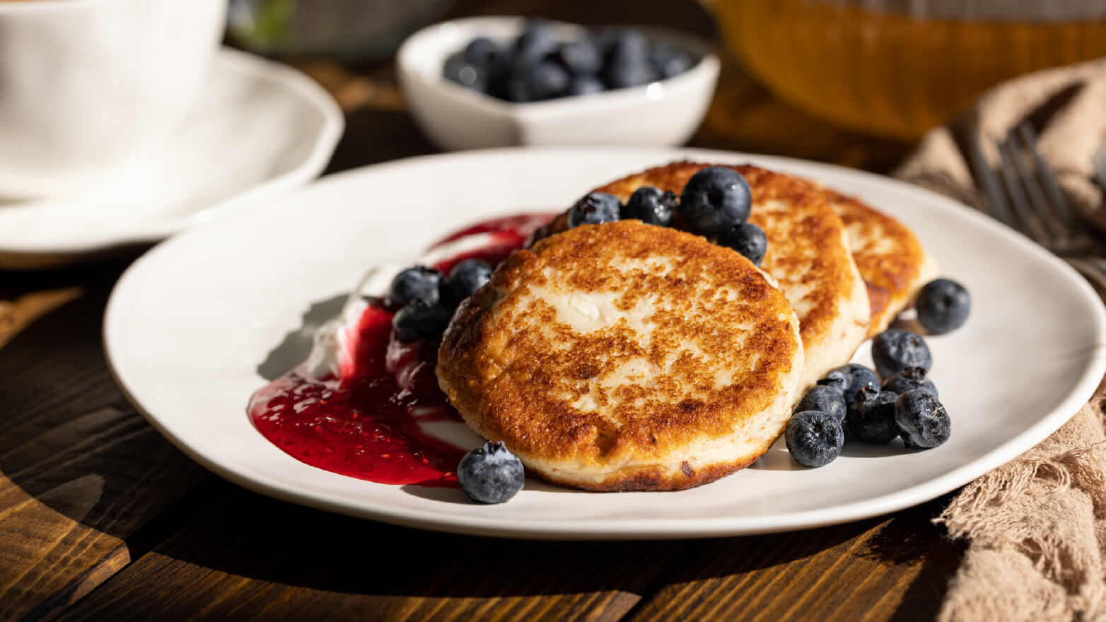 Cottage cheese pancakes with berry compote
