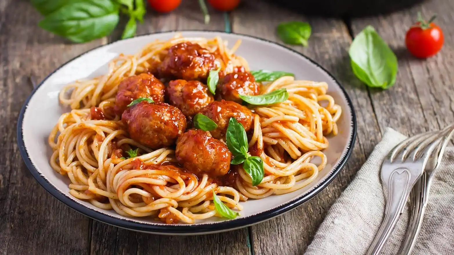 Pasta with marinara sauce and meatballs