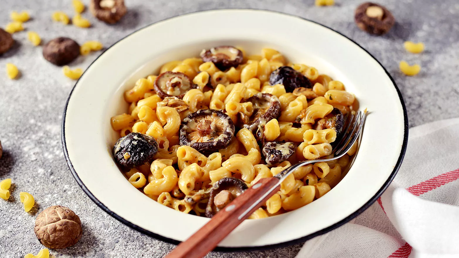 add-mushrooms-to-boxed-mac-and-cheese.webp