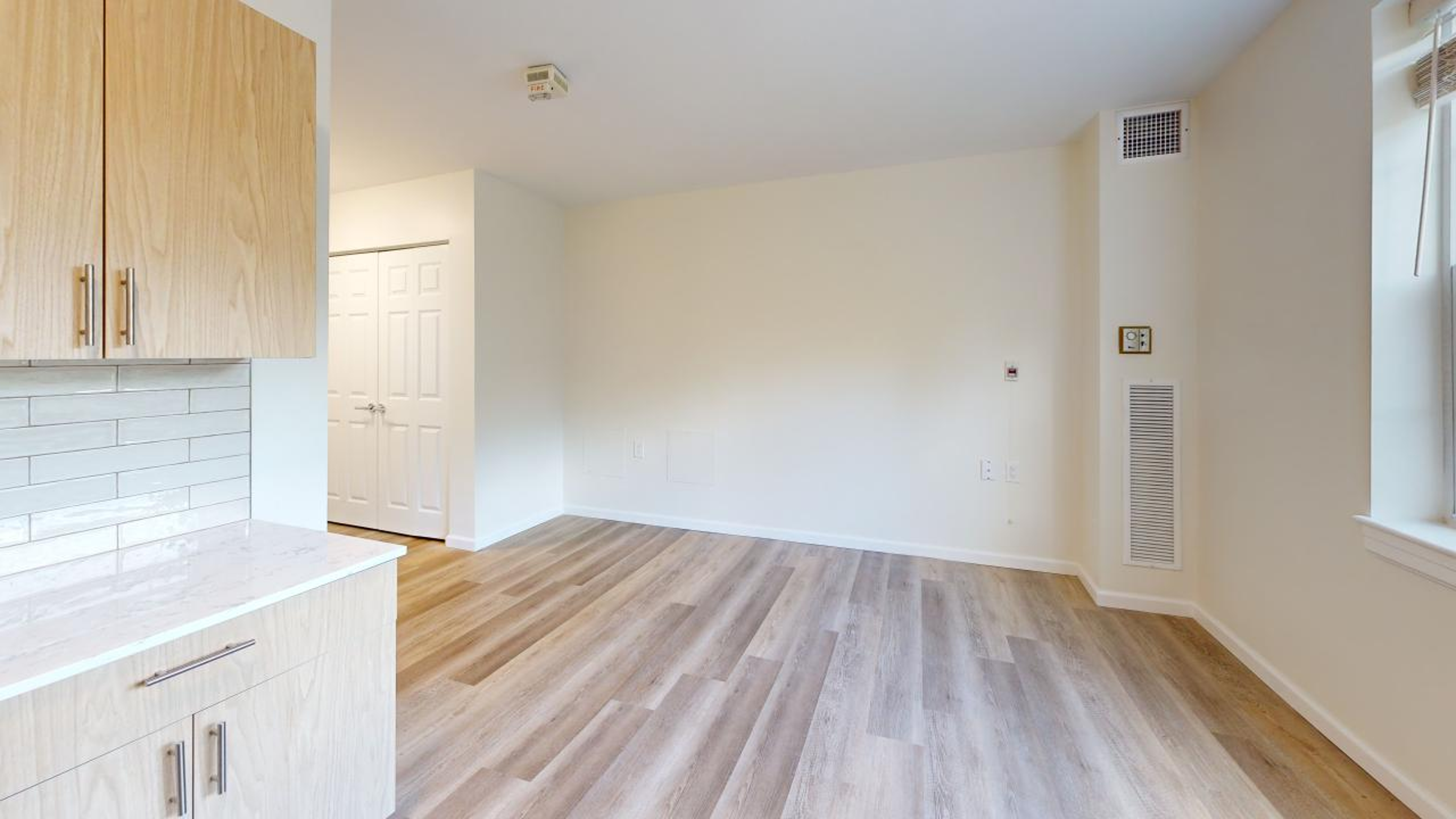 Open, spacious living - example studio