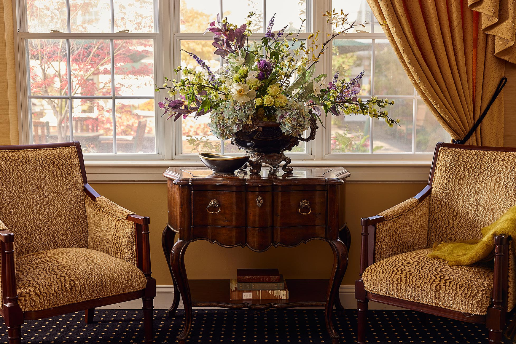 Two armchairs and a beautiful flower arrangement in the living room