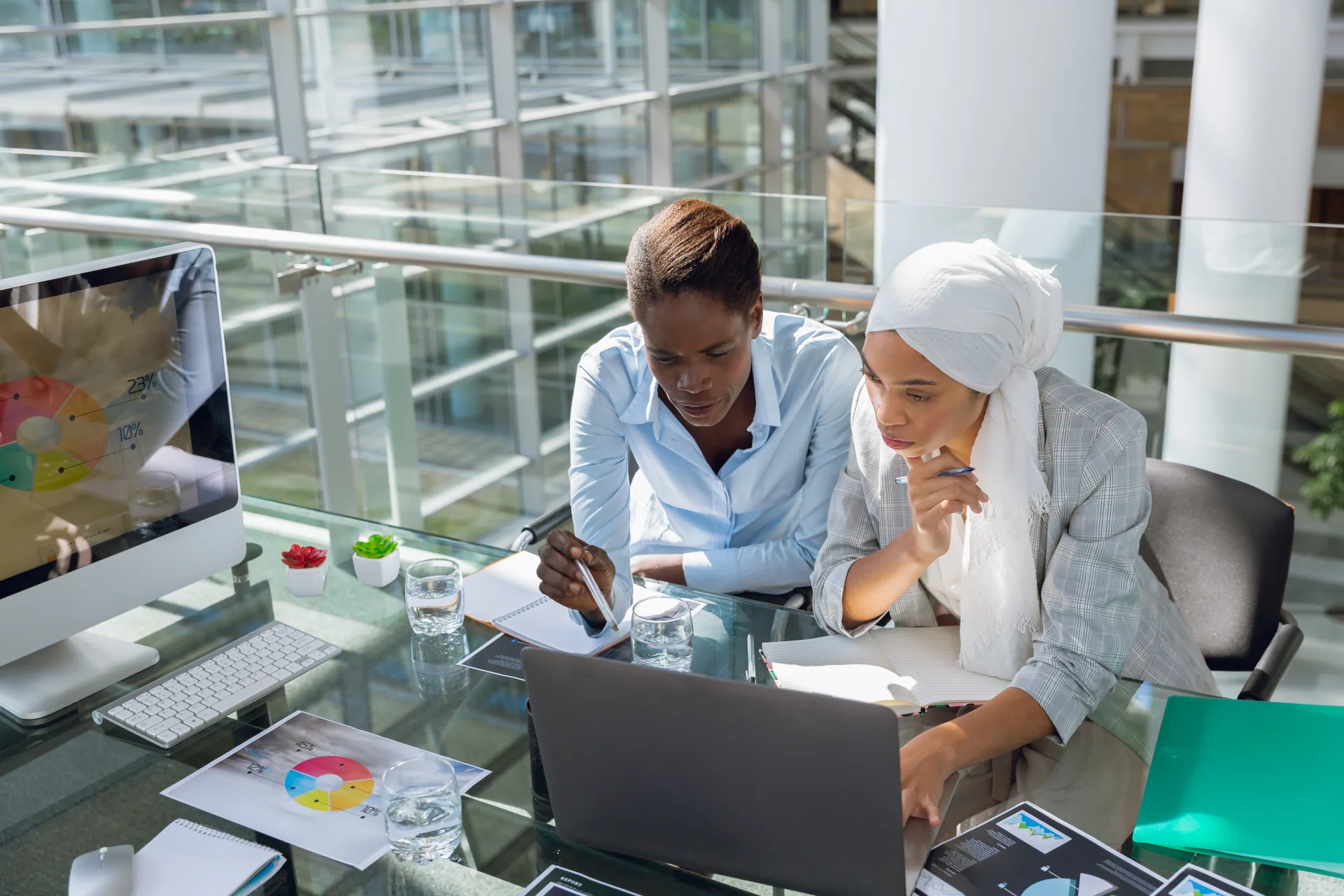 Women on their computer using artificial intelligence for language learning