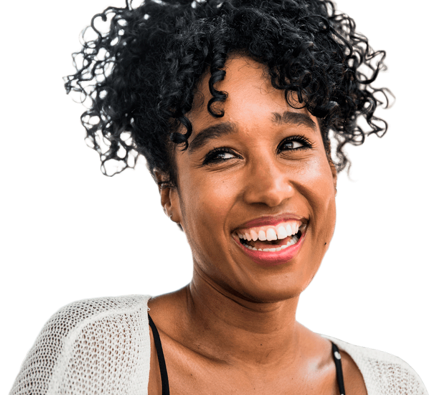 Femme aux cheveux bouclés souriante