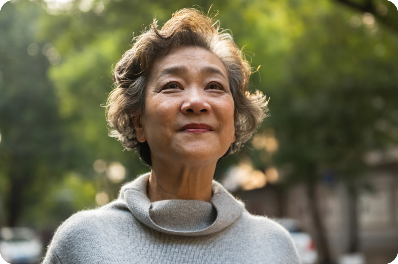 Ältere asiatische Frau im Park