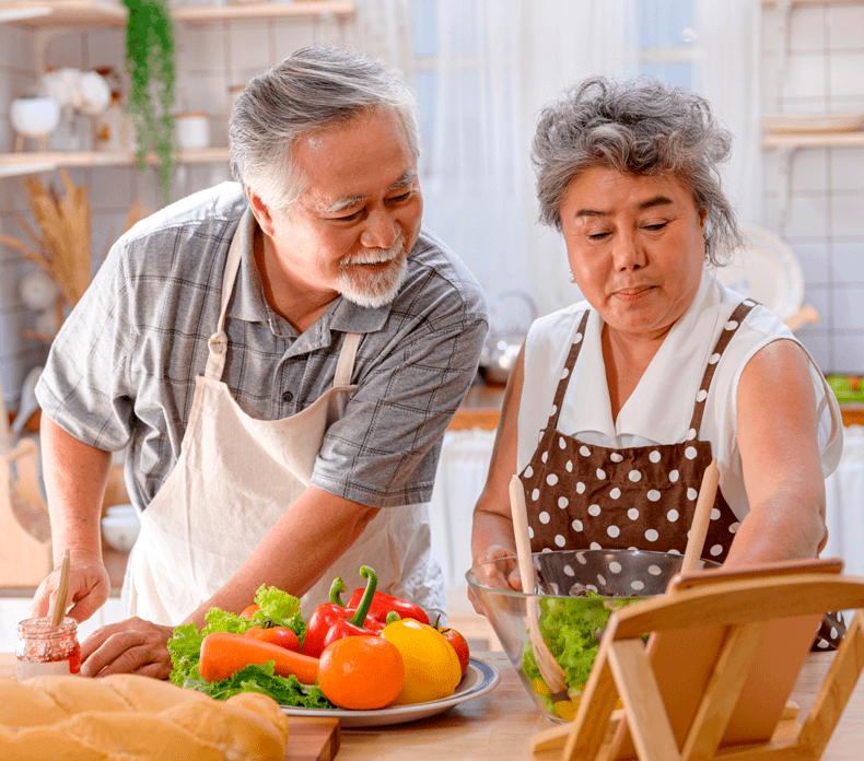 Ein Paar beim Kochen in der Küche