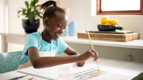 Un jeune enfant qui peint 