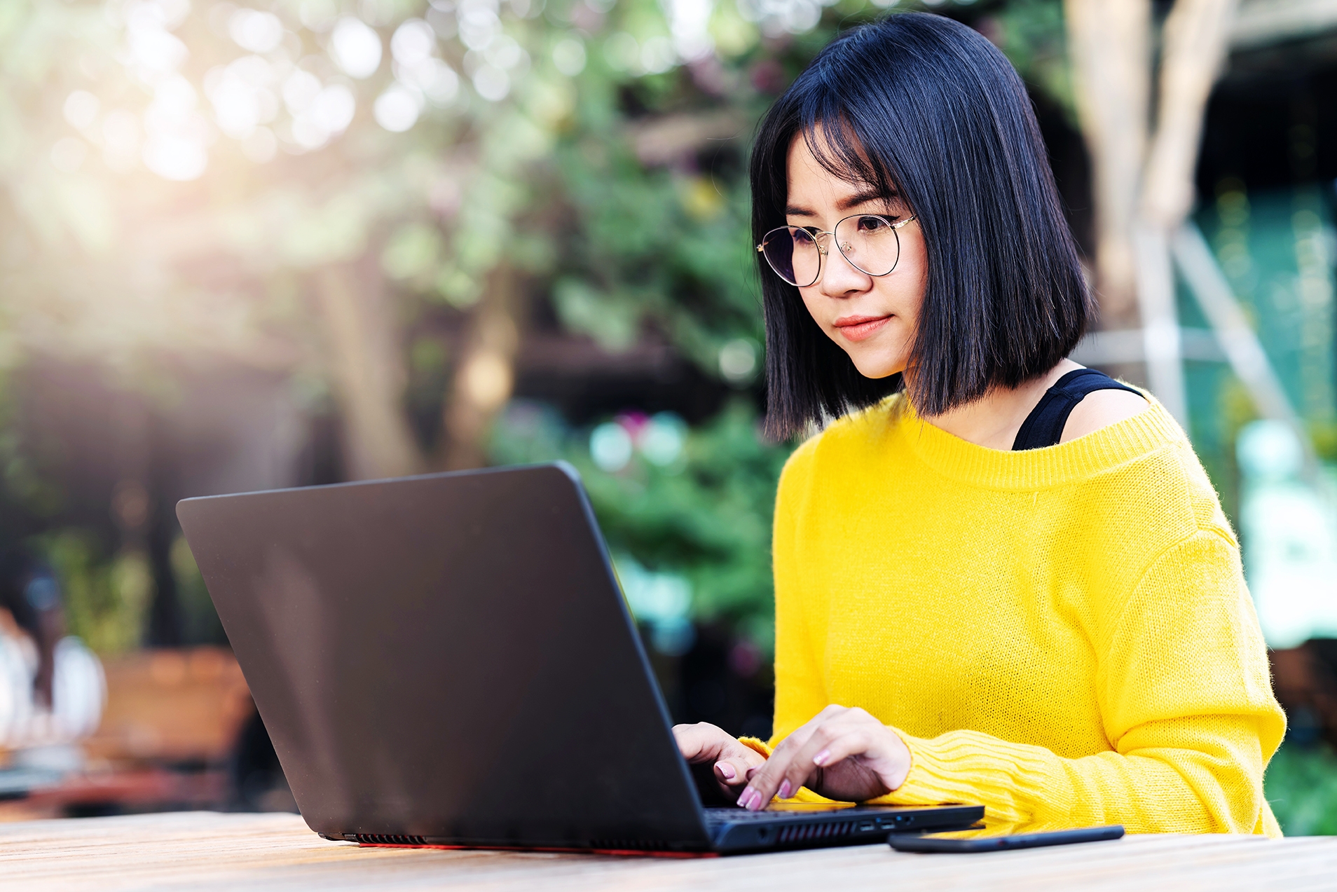 Woman in front of a laptop attending an online language course with Berlitz El Salvador