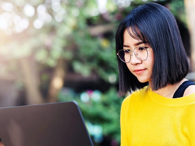Woman in front of a laptop attending an online language course with Berlitz El Salvador