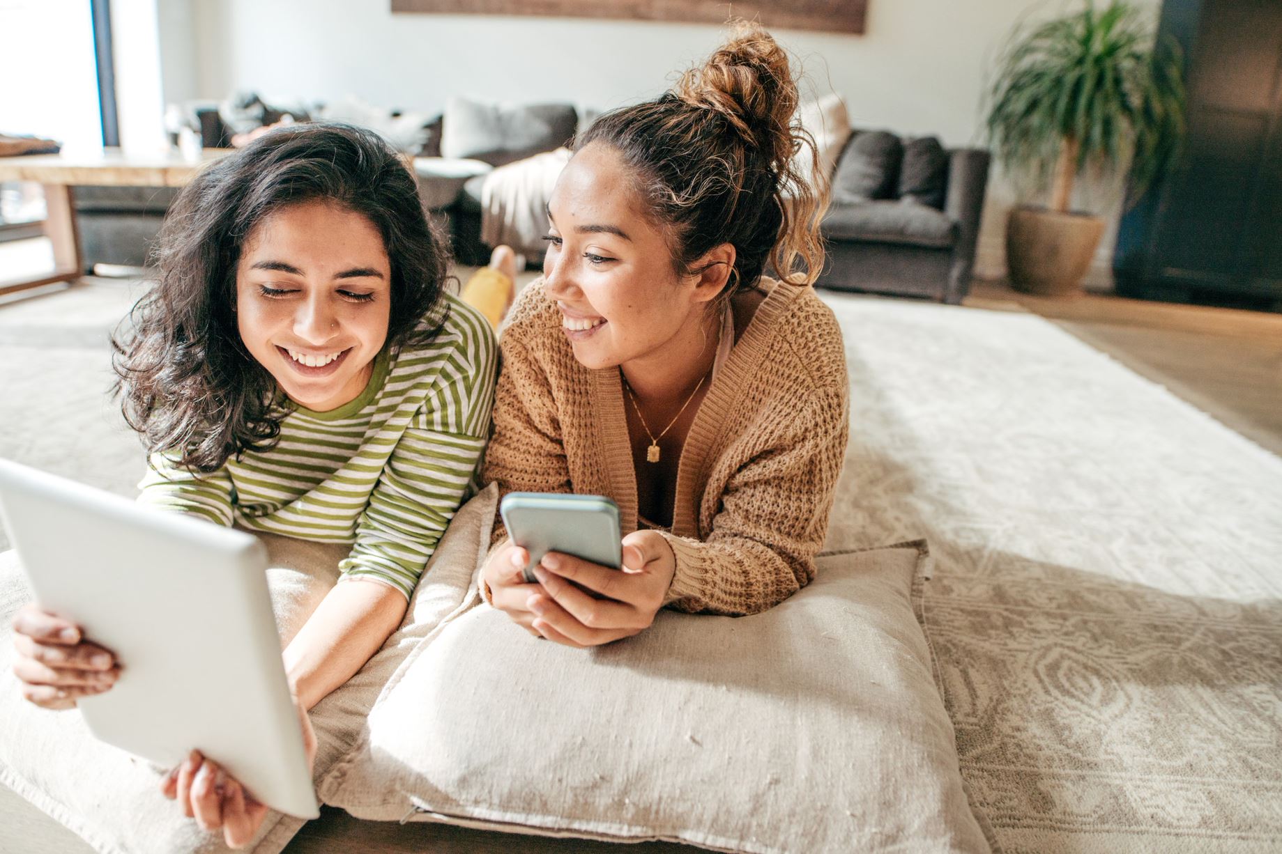 Women in a living room attending an online language course with Berlitz El Salvador from a laptop
