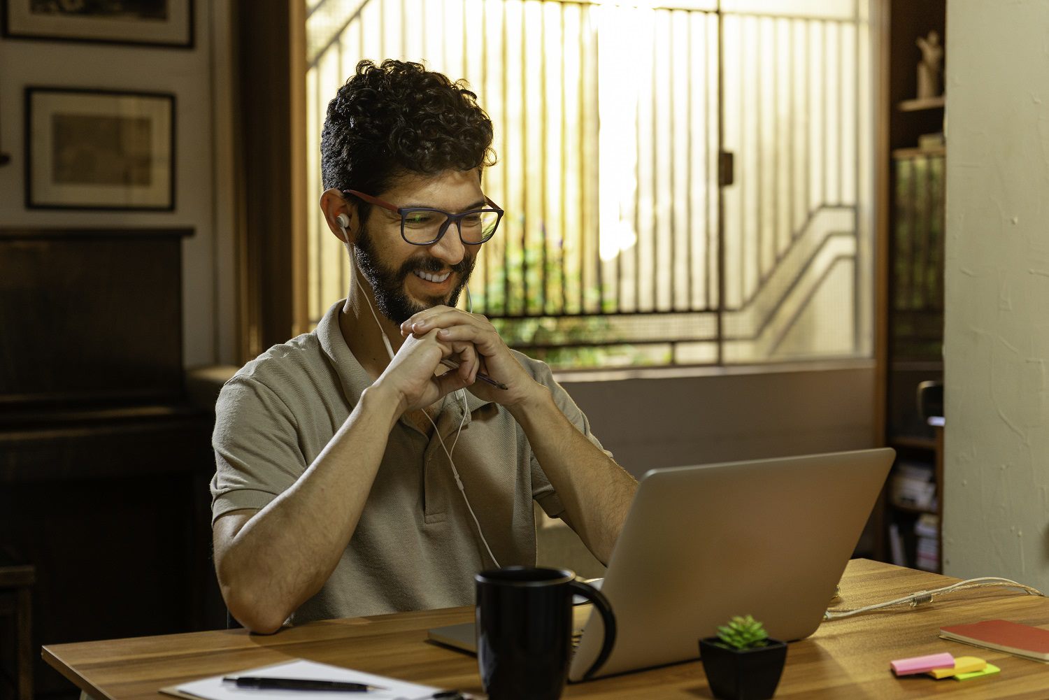 Man in front of a laptop attending an online language class with Berlitz El Salvador