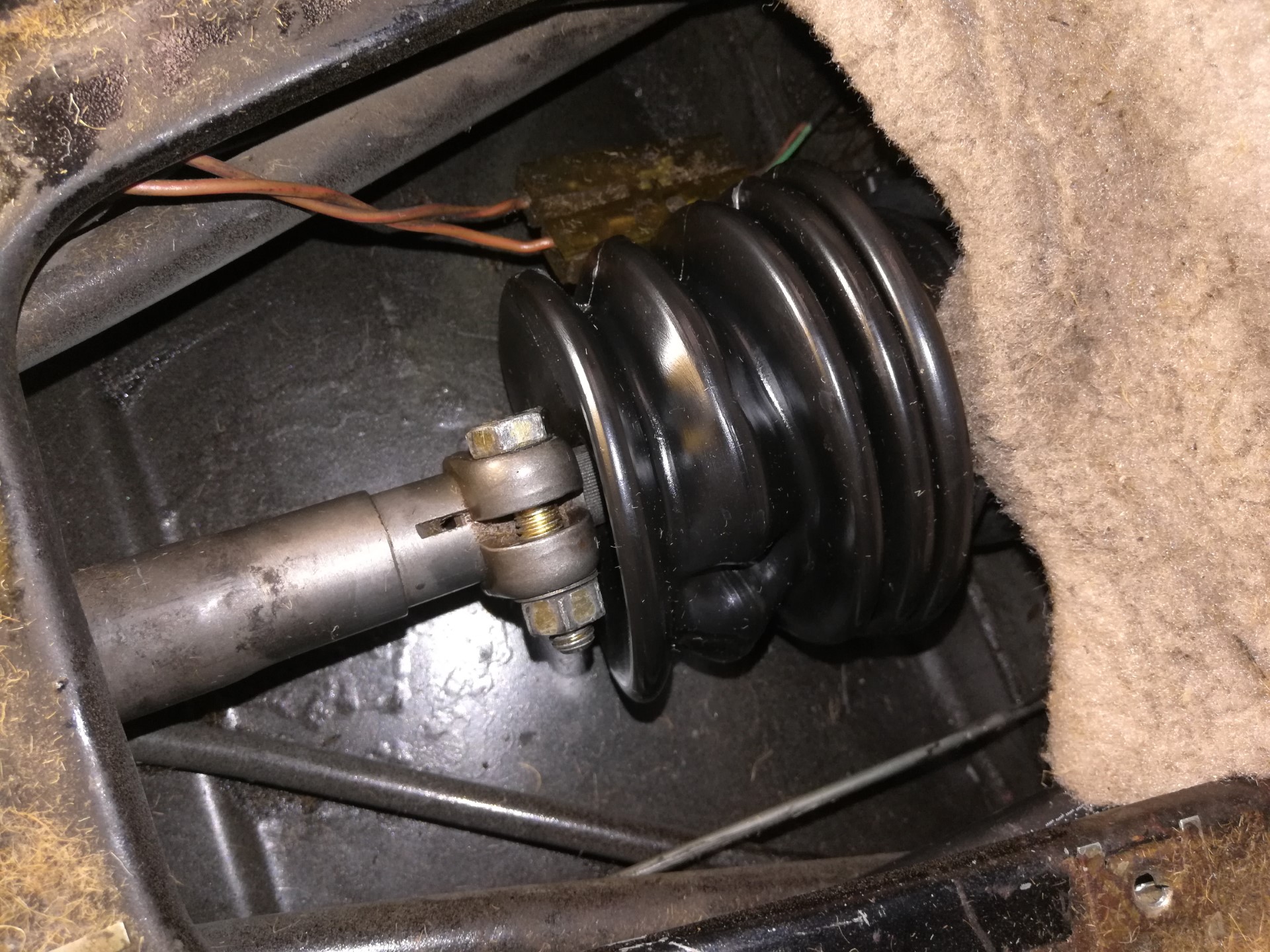 Air-cooled Porsche 911 inner shift coupler boot installation
