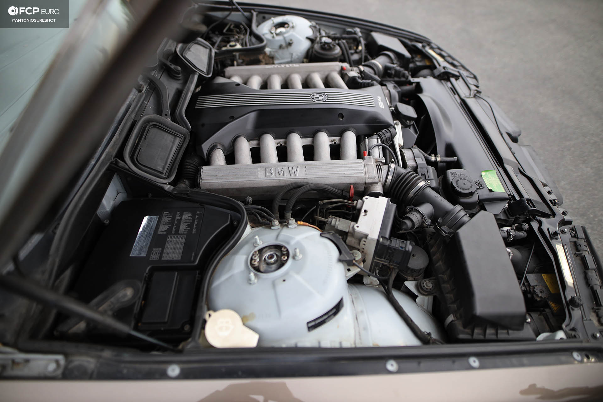 E38 BMW 750iL M73B54 V12 engine 